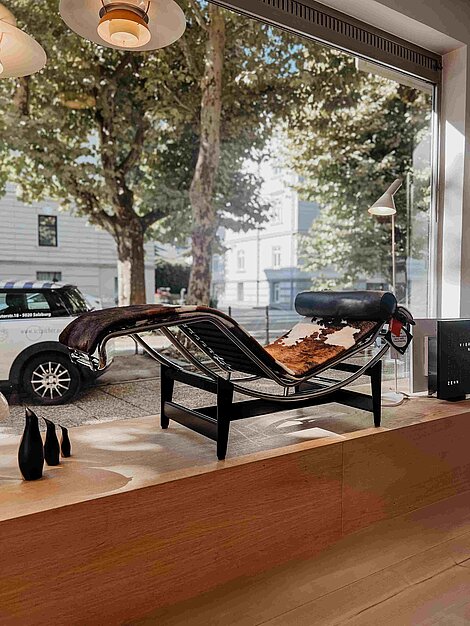 Designer-Liegestuhl mit Fellbezug in modernem Raum am Fenster