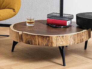 Moderner Lesebereich mit gelbem Sessel, rustikalem Couchtisch und Zeitschriftenhalter an der Wand