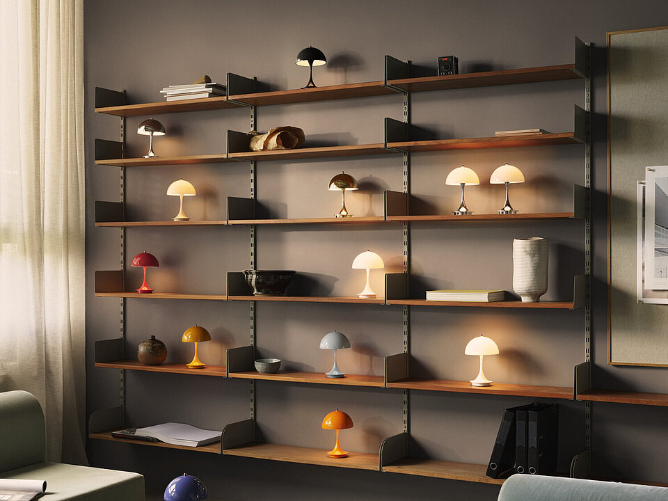 Mehrere Panthella Mini Tischlampen auf Wandregalen in modernem Wohnzimmer