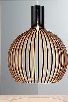 Moderne Hängelampe mit offenen Holzlamellen und warmem Licht in minimalistischem Raum