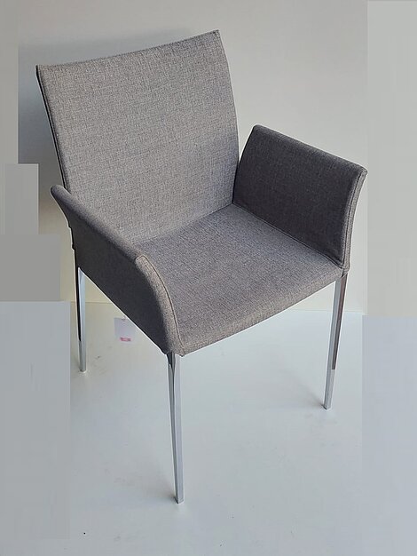 Moderner grauer Polsterstuhl mit Metallbeinen auf weißem Hintergrund