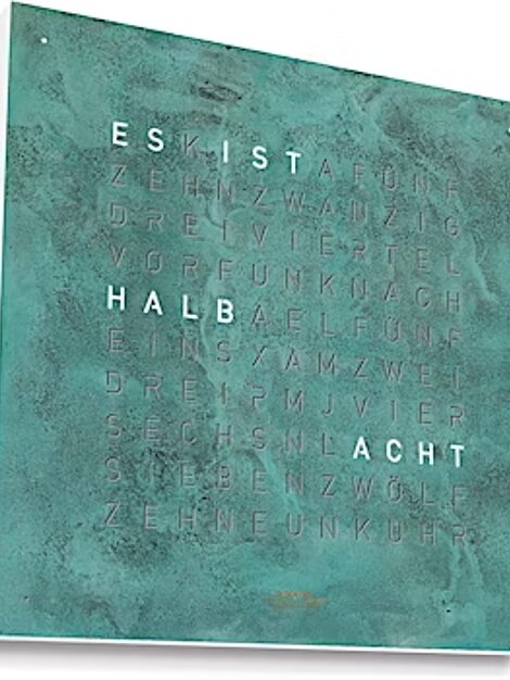 Moderne Wortuhr mit türkiser Oberfläche zeigt die Uhrzeit mit leuchtenden Buchstaben