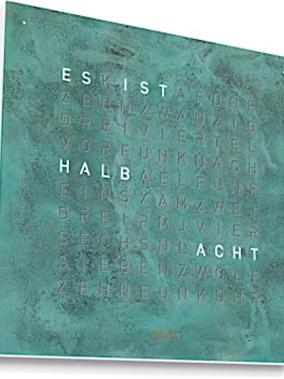 Moderne Wortuhr mit türkiser Oberfläche zeigt die Uhrzeit mit leuchtenden Buchstaben