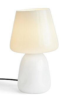 Moderne weiße Tischlampe mit Glasfuß und warmem Lichtschein