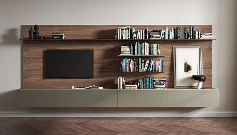 Moderne Wohnzimmerwand mit Bücherregalen, Flachbildfernseher und minimalistischer Deko