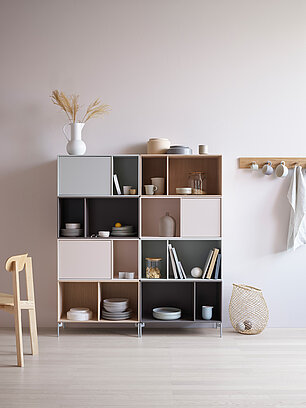 Modernes offenes Regal mit Geschirr, Büchern und Dekoration in skandinavischem Design