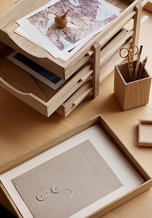 Holz-Schreibtisch mit Ablagefächern, Umschlägen, Fotos und Stifthalter mit Schere und Stift