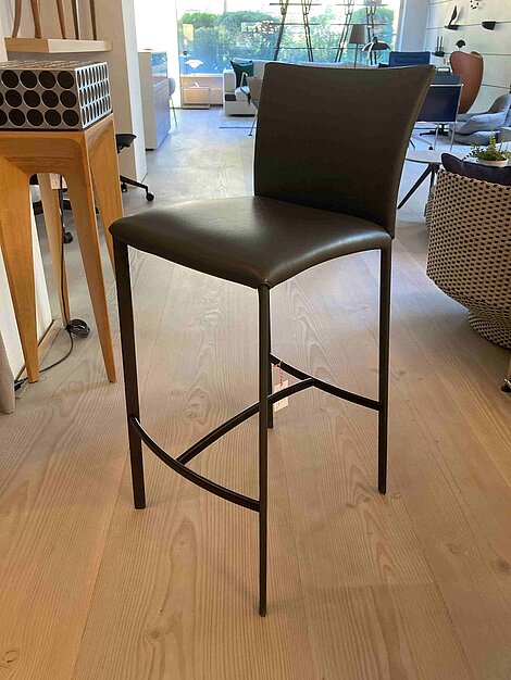 Moderner schwarzer Barhocker mit Metallgestell in einem Möbelgeschäft