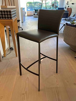 Moderner schwarzer Barhocker mit Metallgestell in einem Möbelgeschäft