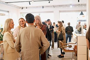 Menschen unterhalten sich in einem modernen Büro bei einem Networking-Event