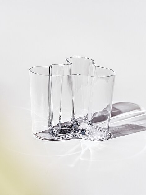 Transparente Glasvase mit organischer Form auf weißem Hintergrund