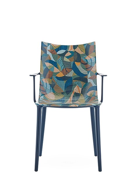 Moderner Stuhl mit buntem Blattmuster und blauem Gestell