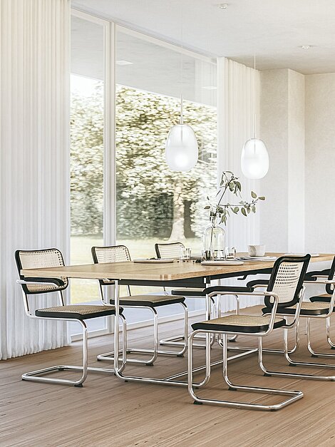 Modernes Esszimmer mit Holztisch, Freischwinger-Stühlen und großen Fenstern mit Gartenblick