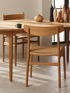 Esszimmer mit Holztisch und Stühlen aus Eichenholz im minimalistischen skandinavischen Design