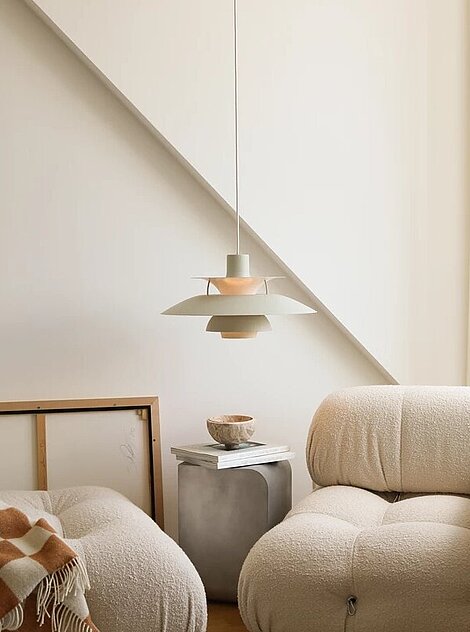 Modernes Wohnzimmer mit beigen Sofas, Pendelleuchte und minimalistischer Inneneinrichtung