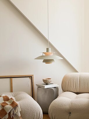 Modernes Wohnzimmer mit beigen Sofas, Pendelleuchte und minimalistischer Inneneinrichtung