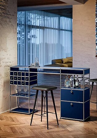 Moderne Hausbar mit blauen Modulen, Barhockern und Spirituosen in stilvollem Wohnzimmer