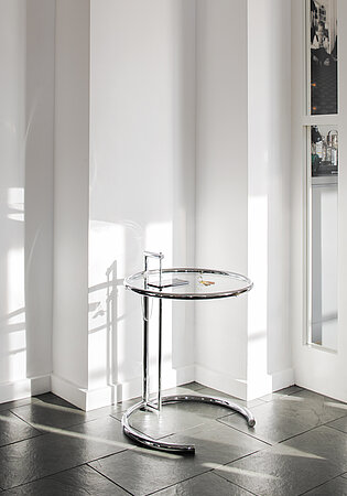 Moderner verstellbarer Beistelltisch aus Glas und Chrom in hell erleuchtetem Raum