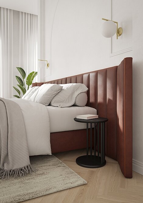 Modernes Schlafzimmer mit braunem Polsterbett, Nachttisch und weißer Bettwäsche