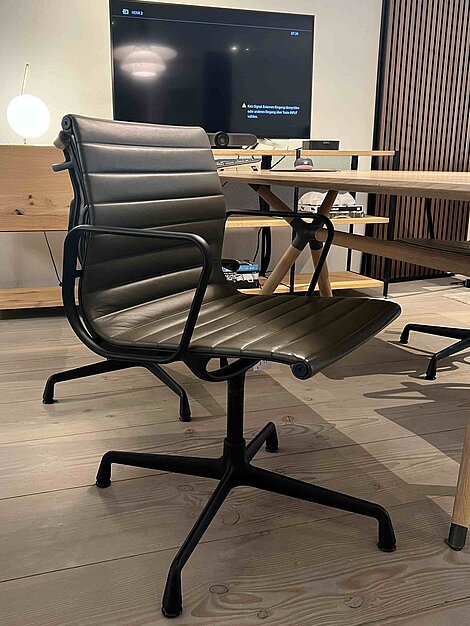 Moderner schwarzer Bürostuhl mit Lederbezug in einem stilvollen Konferenzraum