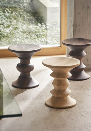 Drei moderne Hocker aus Holz mit skulpturalem Design neben einem Fenster im Tageslicht