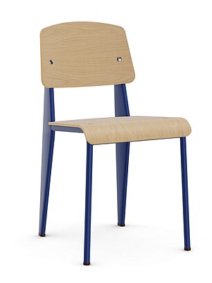 Moderner Holzstuhl mit blauer Metallstruktur und natürlichem Finish