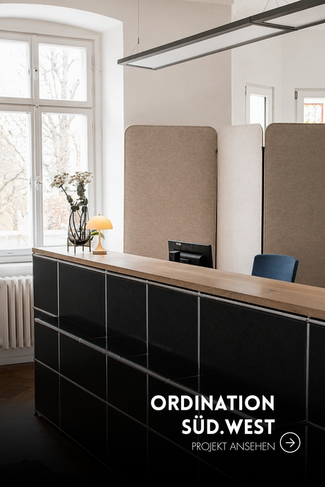 Moderne Empfangstheke mit blumenverzierter Tischleuchte in Büro