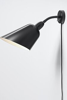 Schwarze Wandleuchte mit flexiblem Arm und konischem Lampenschirm an weißer Wand