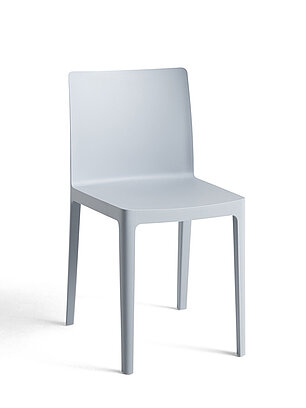 Moderner hellgrauer Kunststoffstuhl mit schlichter Rückenlehne und geraden Beinen auf weißem Hintergrund