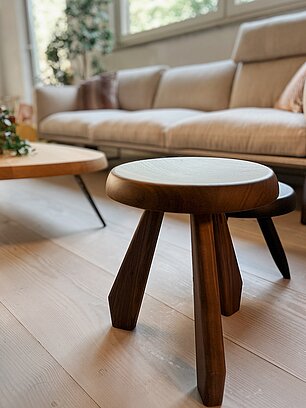 Holzhocker im modernen Wohnzimmer mit hellen Holzböden