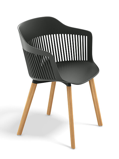 Moderner schwarzer Kunststoffstuhl mit Holzbeinen und belüfteter Rückenlehne
