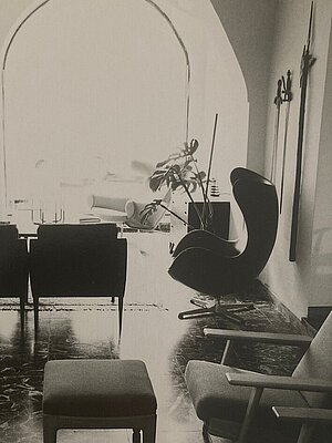 Modernes Wohnzimmer mit Designermöbeln, Marmorboden und großem Bogenfenster