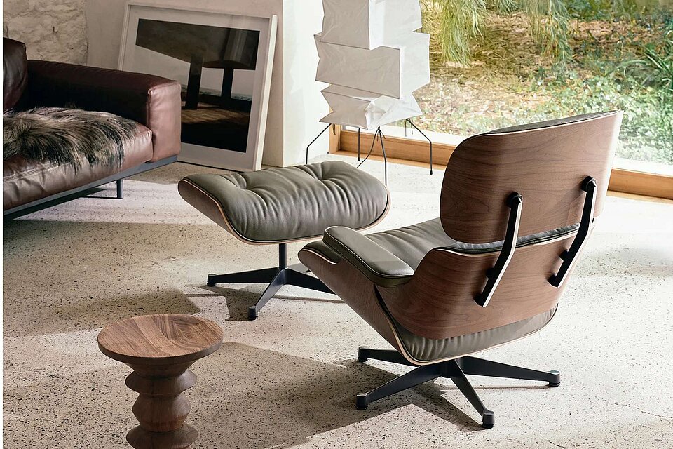 Eames Lounge Chair mit Ottoman aus Leder und Holz in modernem Wohnzimmer