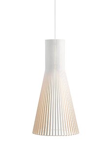 Moderne Pendelleuchte mit weißen Holzlamellen in konischer Form für Innenbeleuchtung